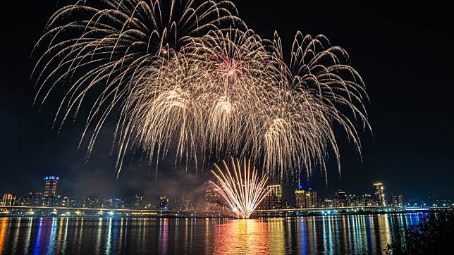 繽紛夜幕的大稻埕夏日節將迎來高潮。（台北市觀傳局提供）