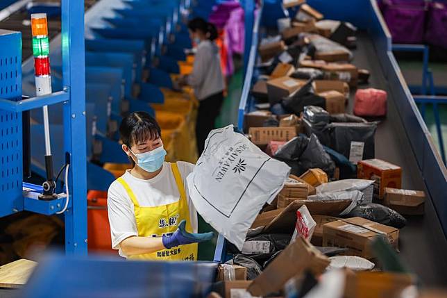 A staff member distributes parcels at the workshop of a logistics company in Lanshan County of Yongzhou City, central China's Hunan Province, Nov. 10, 2022. (Photo by Peng Hua/Xinhua)