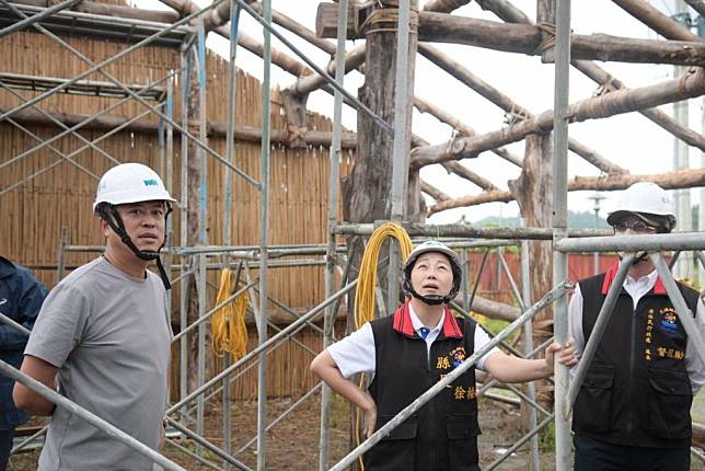 花蓮縣長徐榛蔚會勘太巴塱部落Soraratan傳統會所重建工程。(花蓮縣政府提供)