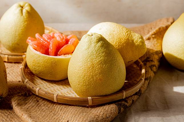 ▲其實文旦不只白色的，也有美美的紅文旦喔！（圖/奧丁丁市集）