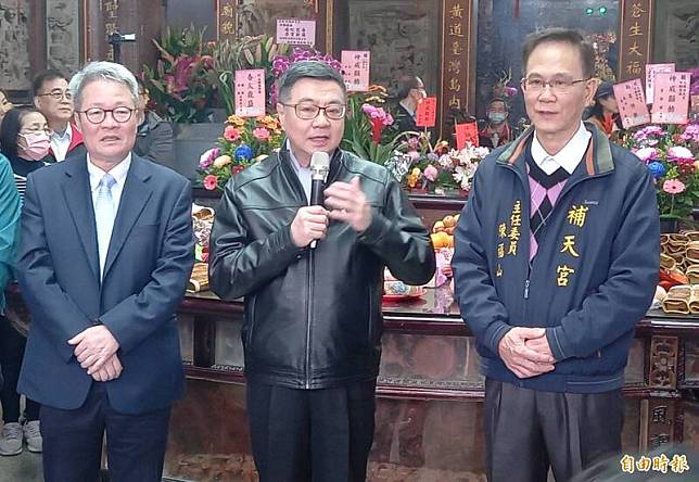 行政院長卓榮泰(中)到宜蘭參香祈福，他以一把筷子折不斷當譬喻，呼籲大家團結面對挑戰。(記者江志雄攝)