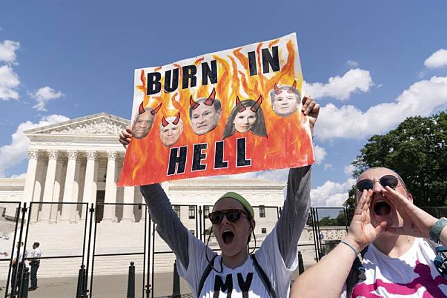 2022年6月，美國聯邦最高法院廢除對女性墮胎權的憲法保障，引發大規模示威抗議（AP）