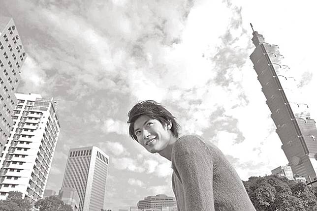日本男星三浦春馬逝世一周年，官網出現他在台北101大樓前面笑得燦爛的照片。（取自官網）