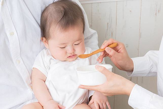 有時孩子不聽話時，家長可能會以食物引誘他們完成某些事情