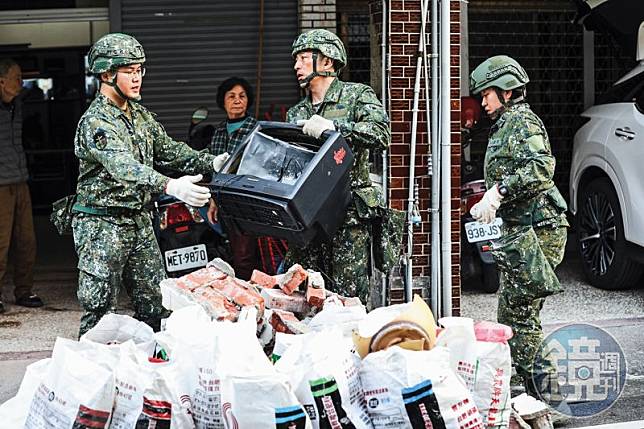 軍方在強震過後緊急出動，協助受影響的居民復原清理家園。