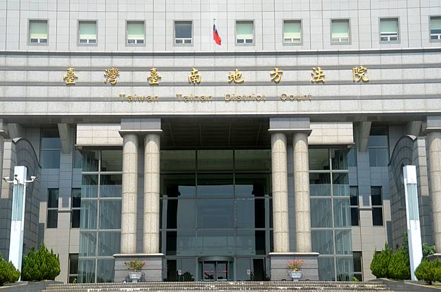 台南黃姓等5名員警被控配合王姓等5名代辦業者違法開立不實吊銷罰單，被訴貪汙等罪嫌，台南地院今下午審理，陳姓警員改口認罪，淚求法官再給他一次機會。圖／本報資料照