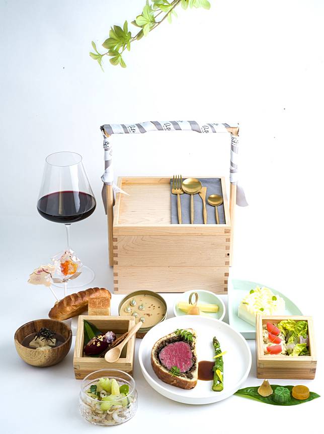 The six-course Gourmet Gastronomy Box by Tate (Photo: Courtesy of Date By Tate)