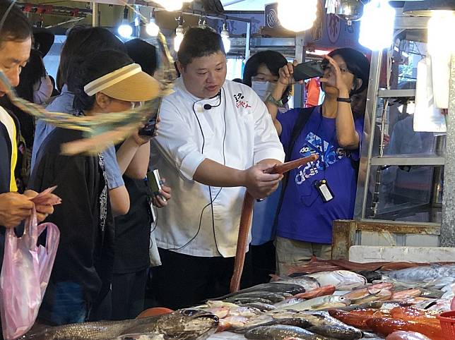 跟著銘師父主廚逛重慶市場　品嘗「花蓮味」料理