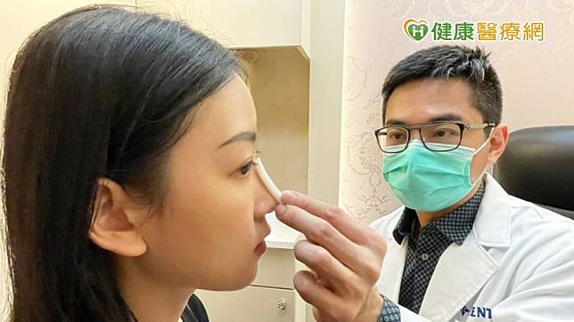 邱大睿醫師為民眾評估隆鼻材質與手術方式。