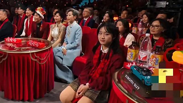 坐在春晚前排的女生引發網友們猜測。翻攝自微博