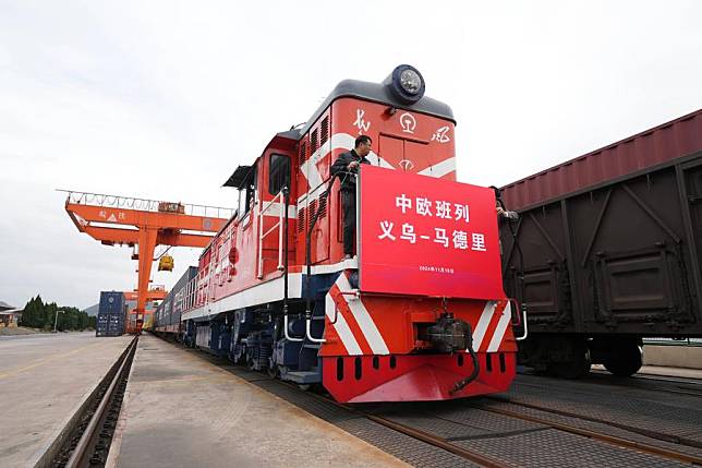 A China-Europe freight train is about to depart from Yiwu West Railway Station in Yiwu, east China's Zhejiang Province, Nov. 18, 2024. (Xinhua/Xing Guangli)