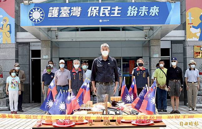 國民黨主席候選人張亞中22日於國民黨中央黨部前，主持新冠病毒往生者亡魂公祭典禮。(記者羅沛德攝)