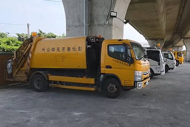 彰化芳苑鄉公所清潔隊垃圾車發生輾斃男童的交通事故。民眾提供