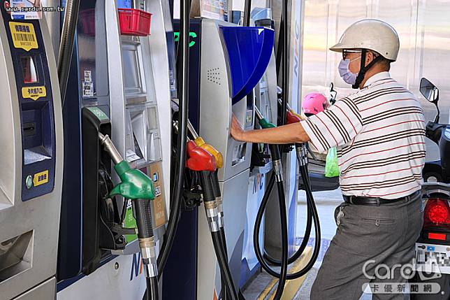 汽、柴油各調漲0.2元及0.1元，車主提前加油抵擋物價高漲壓力(圖/卡優新聞網)