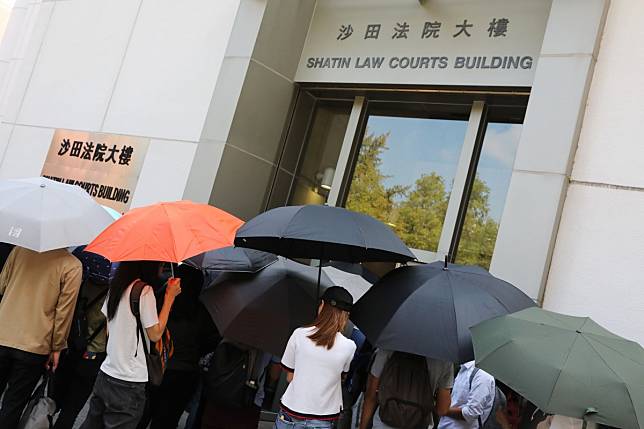 People gather outside Sha Tin Court to offer support to five Chinese University students charged on Wednesday with rioting. Photo: K. Y. Cheng