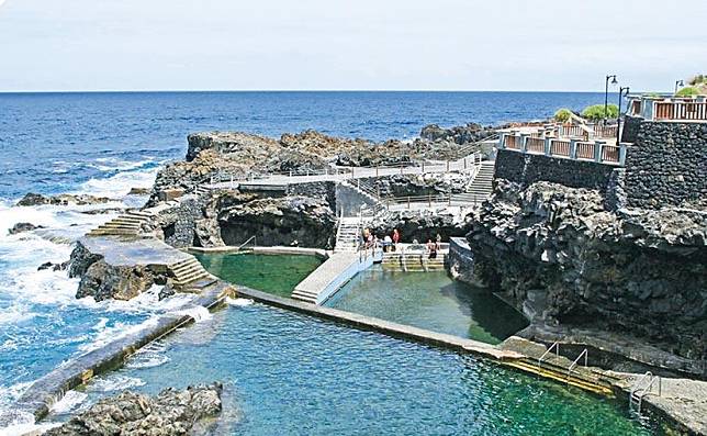 巴洛文托海岸波濤洶湧，但附近仍有海水浴場，每逢夏日當地人都到該處暢泳。（Frank Vincentz@wikimedia commons提供）