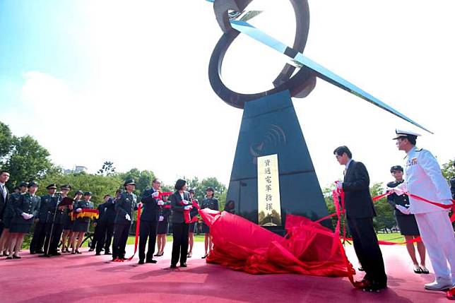 筆者建議，資通電軍編組改為第四軍種，並成立資通電軍（或網路）作戰司令部。（總統府提供）