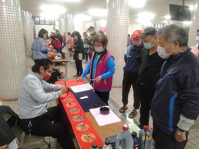 台中市大里區福興宮媽祖廟舉辦揮毫送春聯活動，吸引許多民眾排隊索取。（記者黃俊昇攝）