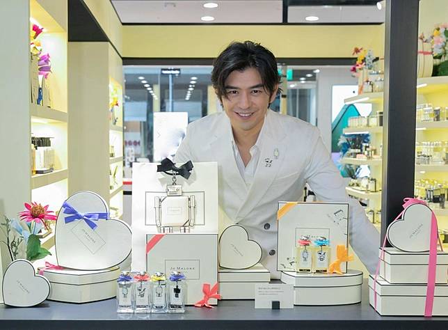 陳柏霖一身全白造型和禮物場景無違和。（Jo Malone London提供）