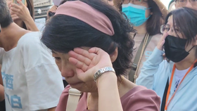 一早就在法庭外聲援柯文哲，陳佩琪哭了。讀者提供