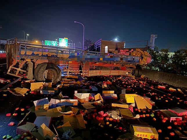 全聯結車上約20公噸的愛文芒果散落一地，現場果香四溢。讀者提供