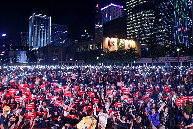 在20國集團（G20）峰會舉行前夕，香港泛民主派團體民間人權陣線於昨(26)晚在中環愛丁堡廣場發起集會，吸引眾多民眾前去共襄盛舉。   圖：取自路透社/達志影像