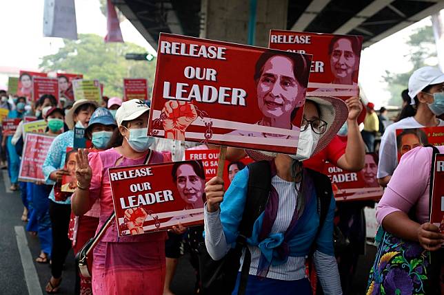 緬甸反政變群眾走上街頭，要求釋放遭推翻拘禁的領導人翁山蘇姬。   圖：達志影像/美聯社