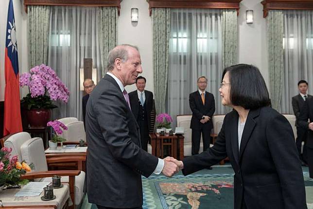 總統蔡英文今（21）日上午接見外賓時表示，台灣絕不會接受一國兩制，這是台灣共識。（取自總統府flickr）