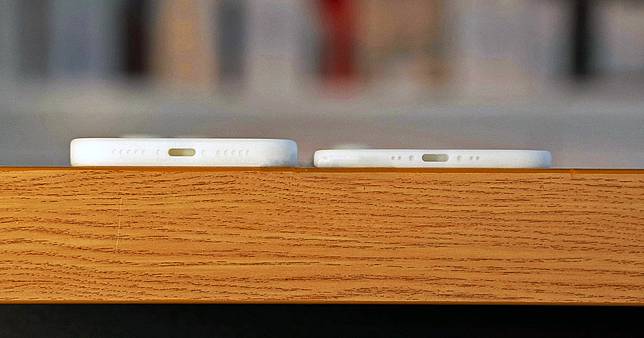 ภาพใหม่ เปรียบเทียบความบางของ iPhone 17 Air กับ iPhone 17 Pro