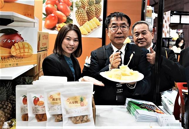 台南市長黃偉哲（圖中）積極開拓台南農產外銷市場。（農業局提供）