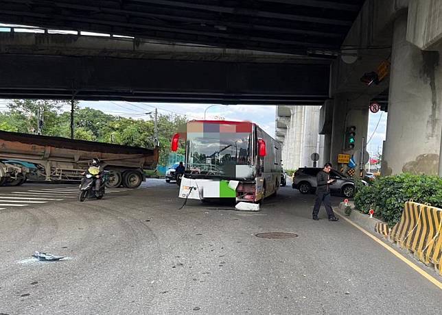 中鹿客運昨日行駛環中路直行，撞上疑似違規左轉的休旅車，造成公車上三名乘客受傷送醫。（記者陳金龍翻攝）