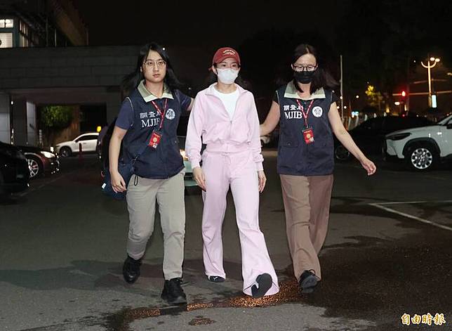 檢調今天搜索群海公司並約談家寧及父母，今晚家寧及雙親都被移送地檢署複訊。(記者田裕華攝)