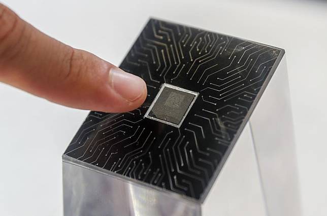 The chip for the BeiDou-3 Navigation Satellite System is seen at the China International Industry Fair in Shanghai, east China, Sept. 15, 2020. (Xinhua/Ding Ting)