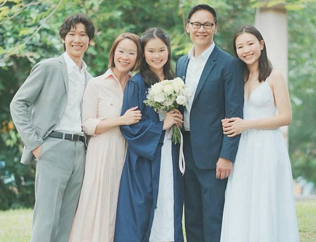 徐承義(右二)與吳丹鳳(左二)的小女兒Sophie(中)順利錄取哈佛大學。(翻攝Sophie IG)