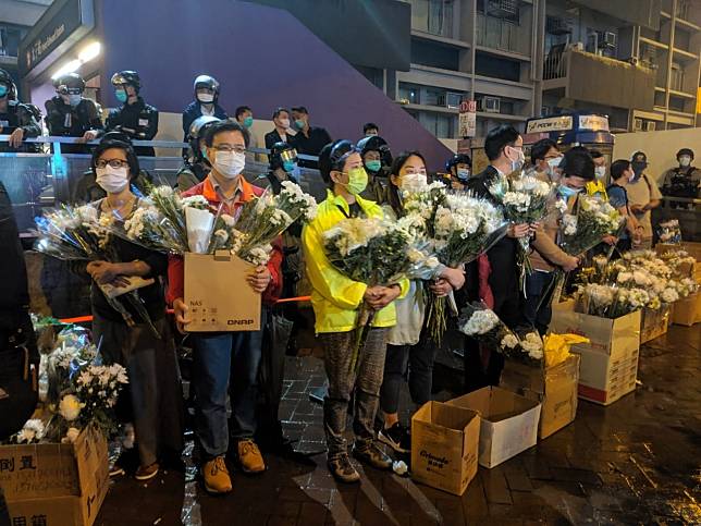 晚上7時開始，已有大批市民冒雨在太子站對開的馬路聚集，有人持鮮花。（張學禮攝）