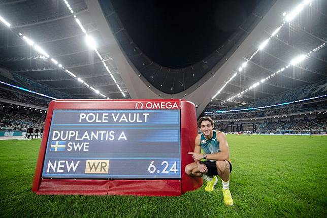 Armand Duplantis of Sweden poses with his new world record after the men's pole vault event at the 2024 Wanda Diamond League Meeting in Xiamen, southeast China's Fujian Province, on April 20, 2024. (Xinhua/Jiang Han)