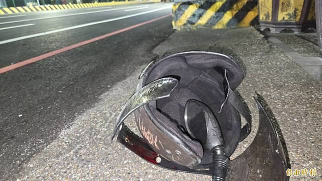 女高中生疑因擦撞倒地，再遭後車碾過，遺留現場的安全帽擋風罩破裂。(記者王捷攝)