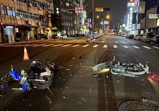 台中市三民路近一中商圈前晚發生機車對撞交通事故，二名騎士受傷送醫，其中一人傷勢嚴重。（記者陳金龍翻攝）