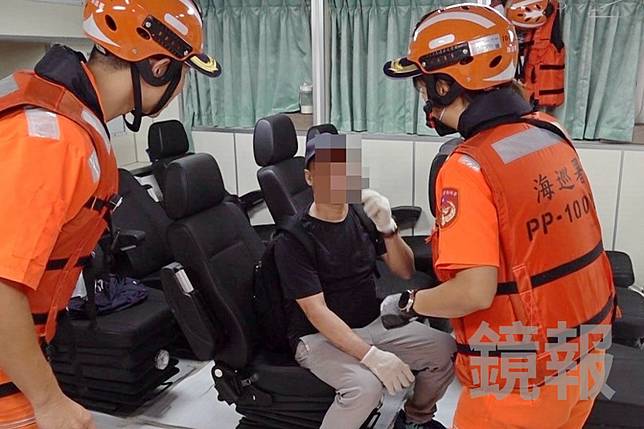 菲律賓籍男性船員疑誤將三秒膠當成眼藥水使用，造成眼部嚴重不適。海巡隊提供