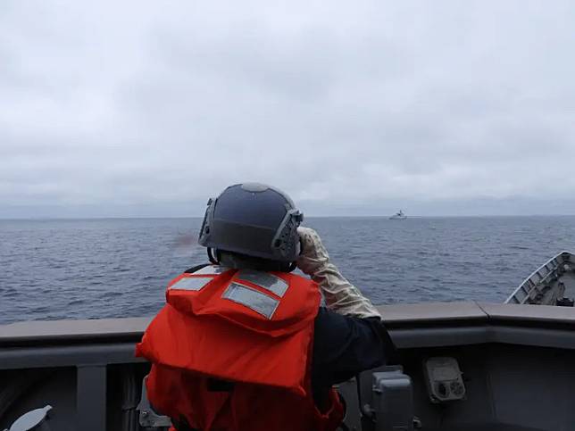 國防部也公布海軍成功級飛彈巡防艦班超艦監控中共海軍「紹興艦」的影像。（圖／國防部提供）