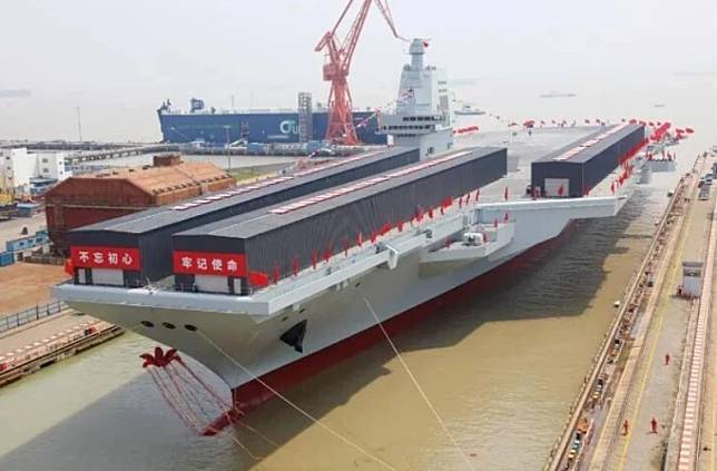 從去年 2 月進塢大修的中國第一艘航母遼寧艦，近期順利完成升級維護，即將出海。 圖：翻攝自空天力量
