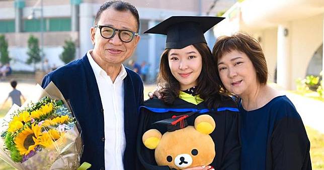女兒大學一級榮譽畢業，相信許紹雄和太太也以女兒為榮。（許惠菁Instagram圖片）
