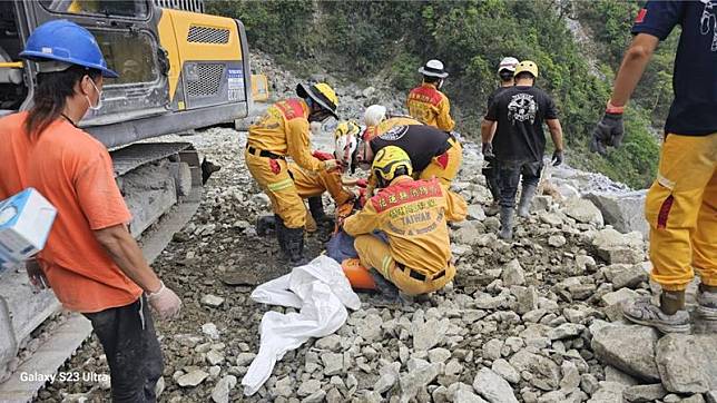 花蓮地震搜救進入第11天，今早搜救人員終於尋獲失聯的蕭姓司機遺體，後續將遺體運送下山。（翻攝照片）