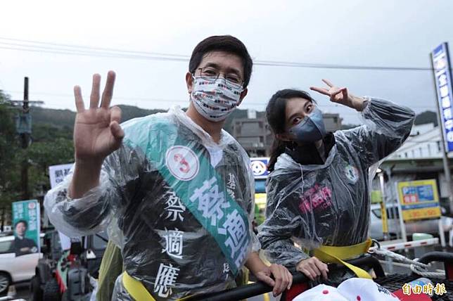 立委賴品妤(右)陪基隆市長候選人蔡適應車隊掃街拜票。(記者盧賢秀攝)