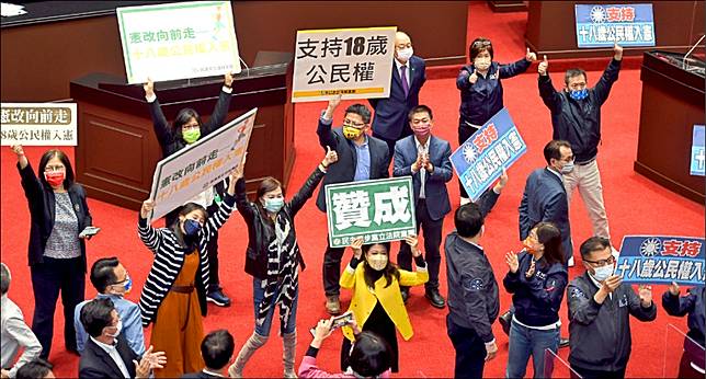 立法院會前天表決通過攸關「18歲公民權」的「中華民國憲法增修條文增訂第一條之一條文」。(資料照)