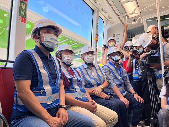 侯友宜視察安坑輕軌列車第二階段動態測試。   圖：新北市捷運局提供