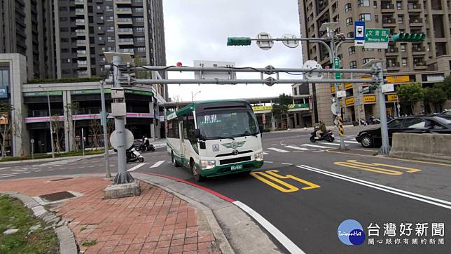 桃園市政府交通局試辦市區公車路線等三箭齊發，以滿足上下午尖峰時段乘車需求及提升公車使用率。