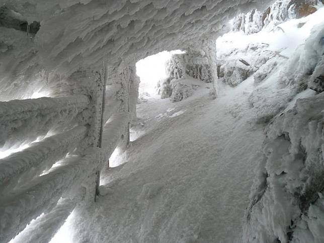 玉山園區雪季期間常有積雪情況，像是主峰風口若積雪嚴重，攀登就必須要有相關裝備與雪攀技術。(玉管處提供)