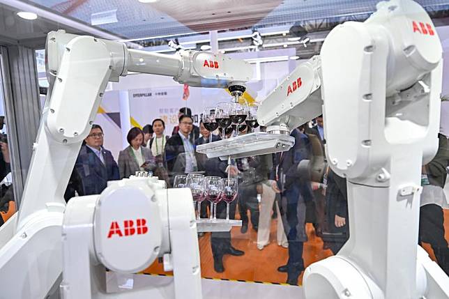 Visitors watch the high performance challenge demonstration of a control cabinet at the booth of ABB at the exhibition area of Intelligent Industry and Information Technology during the seventh China International Import Expo (CIIE) in east China's Shanghai, Nov. 6, 2024. (Xinhua/Zhang Cheng)