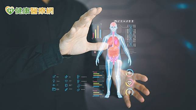 陽明交大物理治療暨輔助科技學系施惠婷助理教授解說無標記動作捕捉系統檢測方式與數據分析結果。